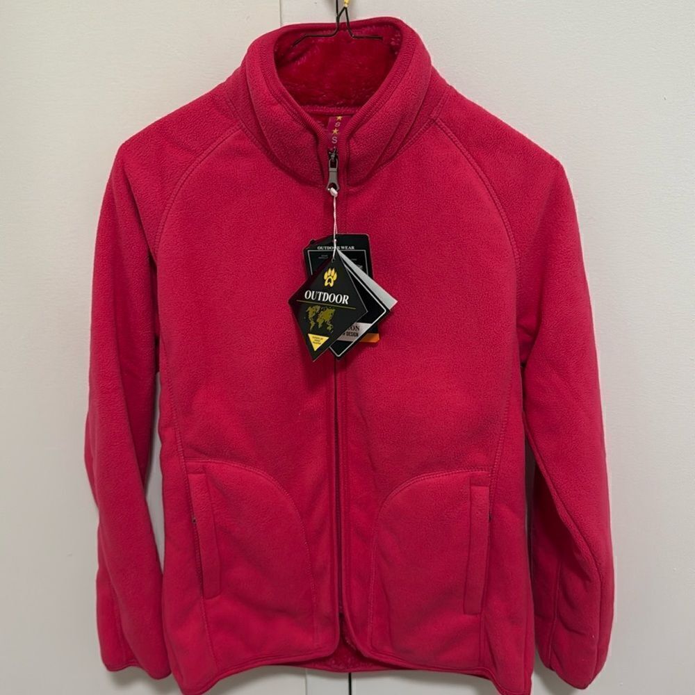 NWT Outdoor Collection Woman’s Fleece Zip Up Jacket in Hot Pink. Size Small.